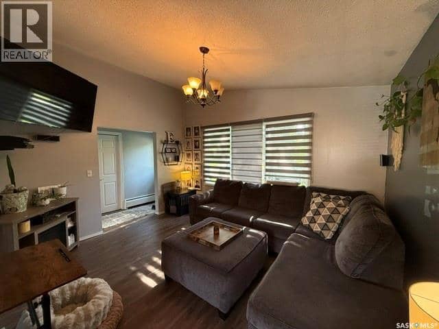 136 Windsor AVENUE — photo 10 of 23