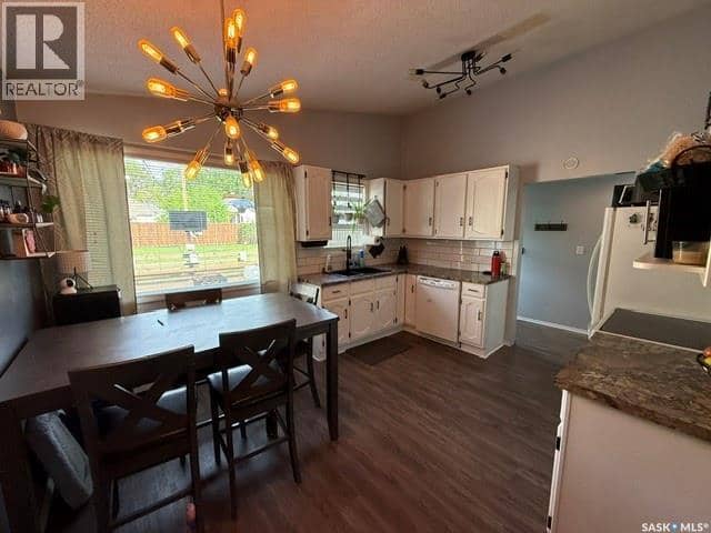 136 Windsor AVENUE — photo 11 of 23