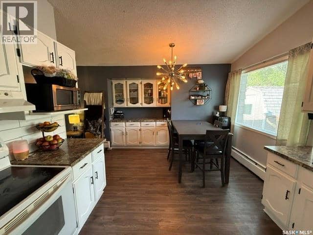 136 Windsor AVENUE — photo 12 of 23