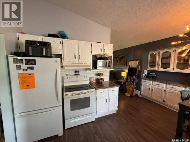 136 Windsor AVENUE — photo 13 of 23