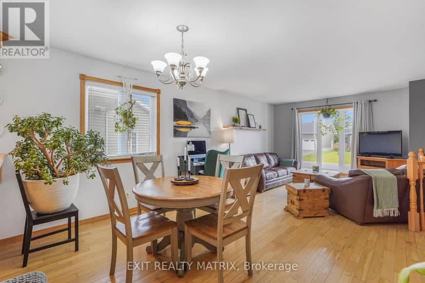 90 Richard Street — photo 10 of 34