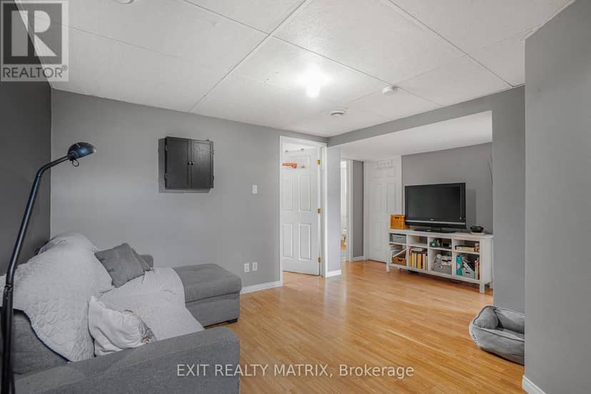 90 Richard Street — photo 23 of 34
