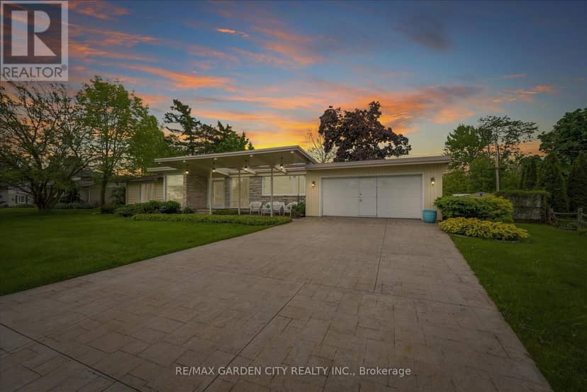 899 Niagara River Parkway — photo 1 of 34