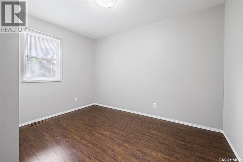 33 Merritt CRESCENT — photo 8 of 18