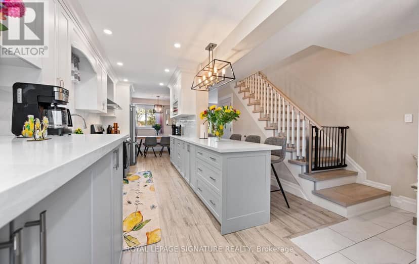 12 Hewitt Crescent — photo 3 of 27