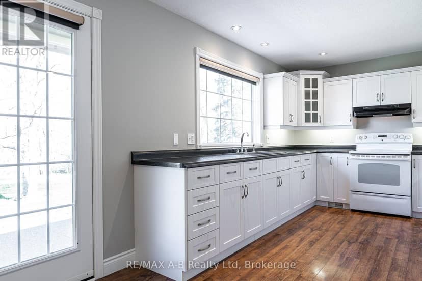 466 Water Street S — photo 14 of 40