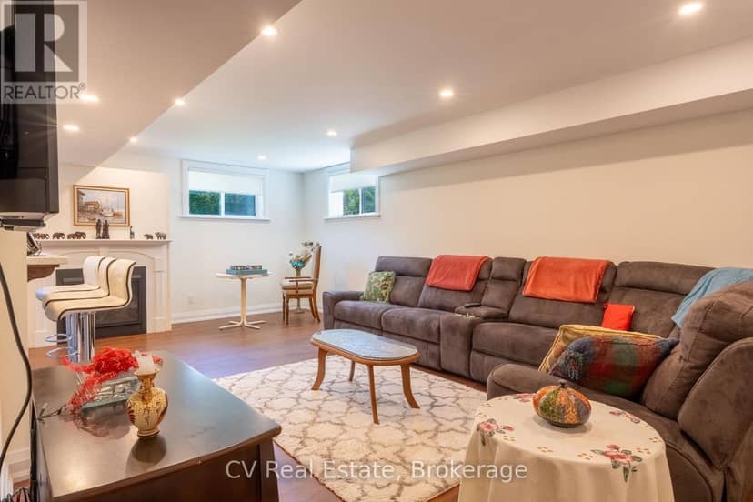 180 St. Edmunds Crescent — photo 38 of 40