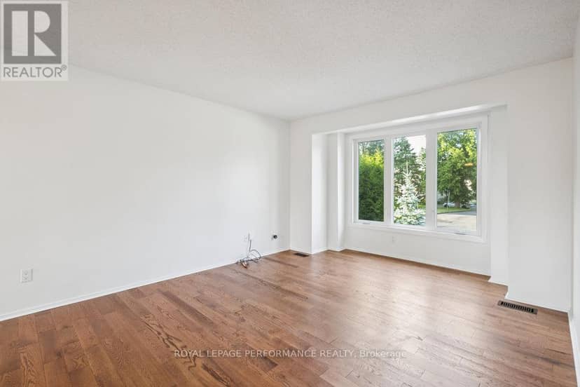 8 Gillespie Crescent — photo 14 of 40
