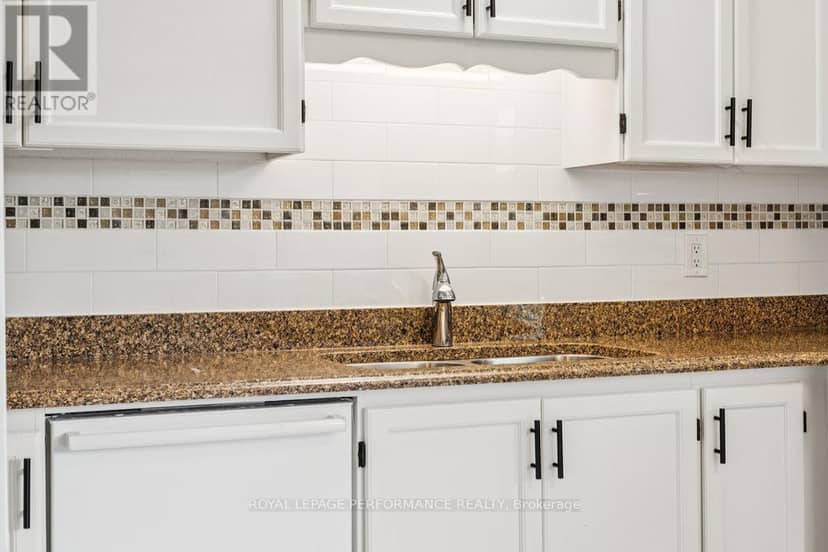 8 Gillespie Crescent — photo 22 of 40