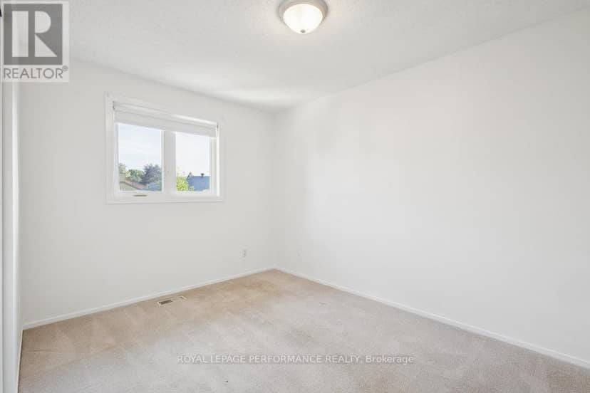 8 Gillespie Crescent — photo 29 of 40