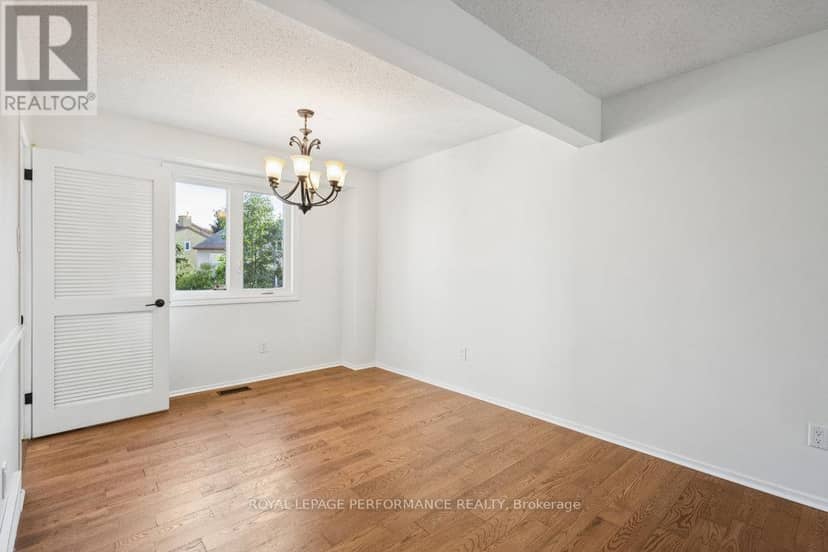8 Gillespie Crescent — photo 8 of 40