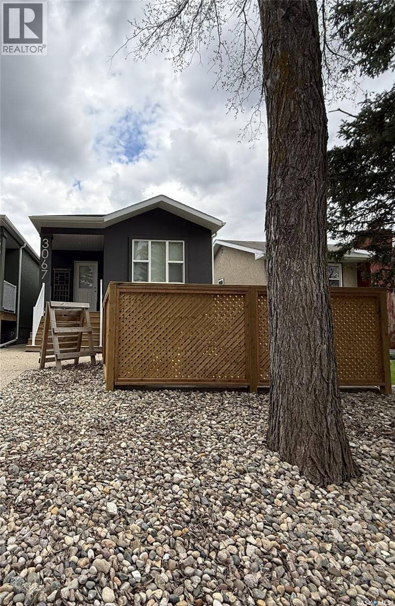3067 Elphinstone STREET — photo 1 of 22