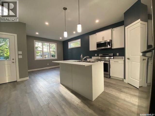 3067 Elphinstone STREET — photo 2 of 22