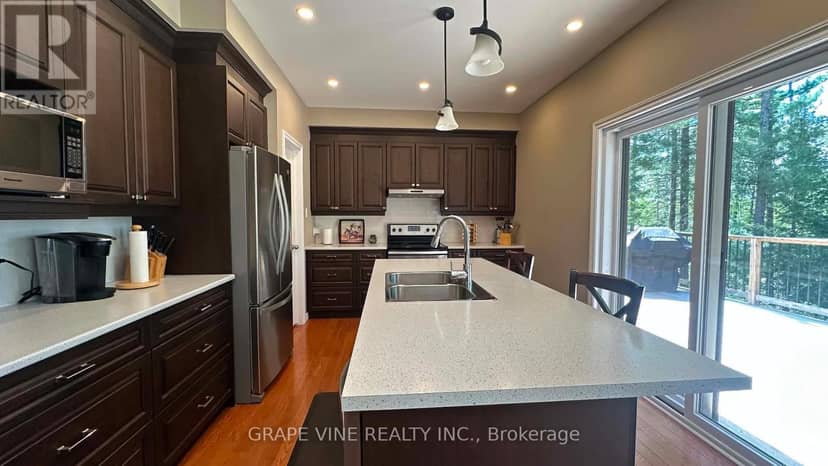 424 Lakewoods Drive — photo 9 of 29