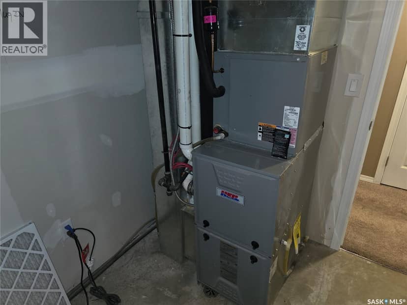 712 Columbia AVENUE — photo 15 of 18