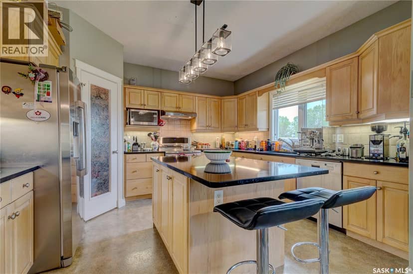 3511 Bishop CRESCENT E — photo 12 of 40