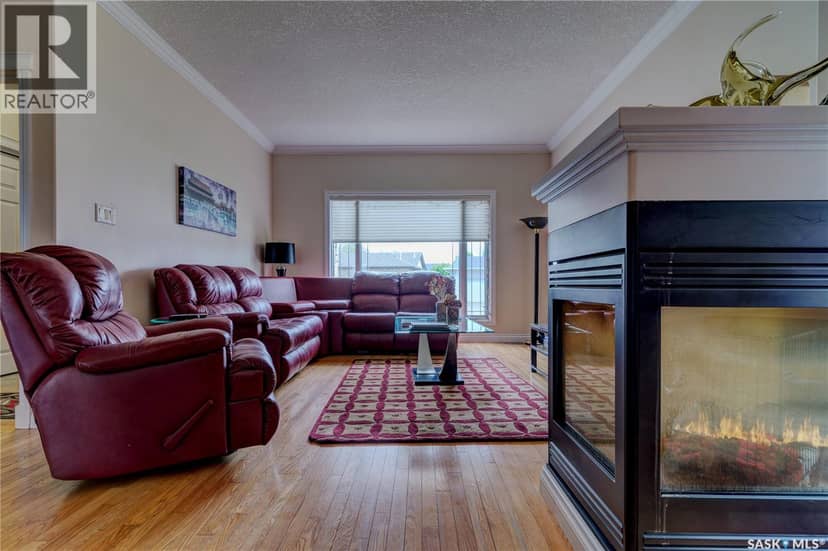3511 Bishop CRESCENT E — photo 4 of 40