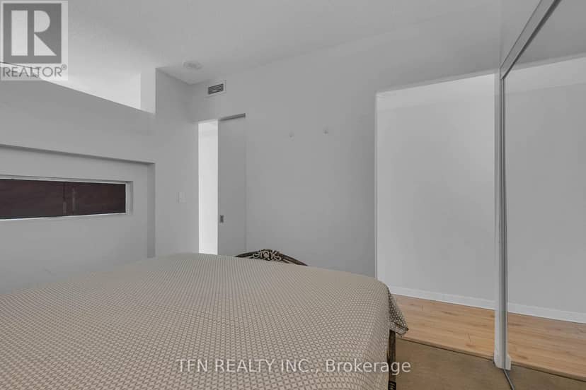 M22 - 350 Wellington Street W — photo 13 of 18