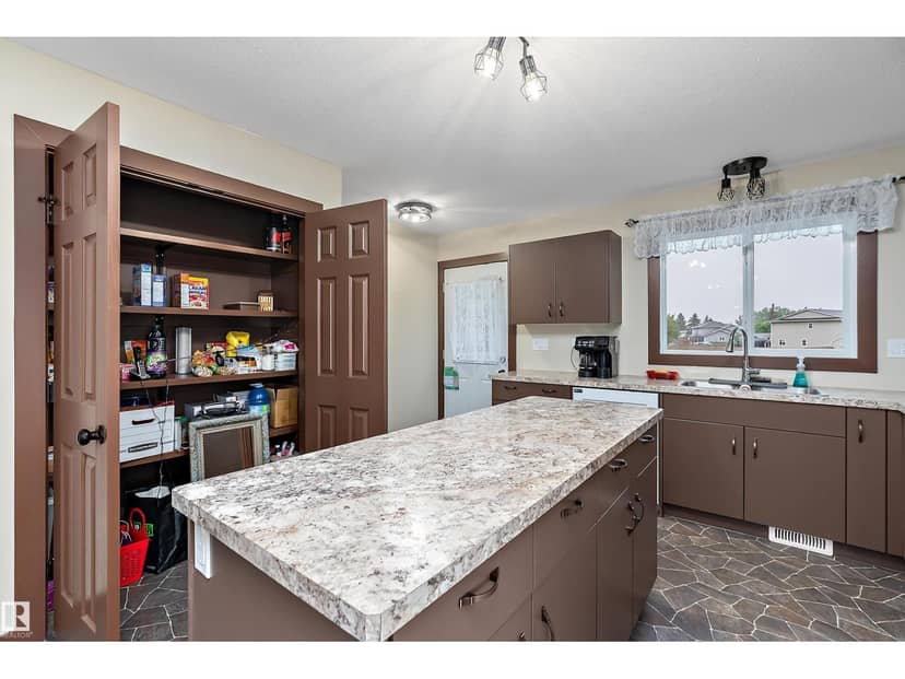 5210 55 AV — photo 11 of 22