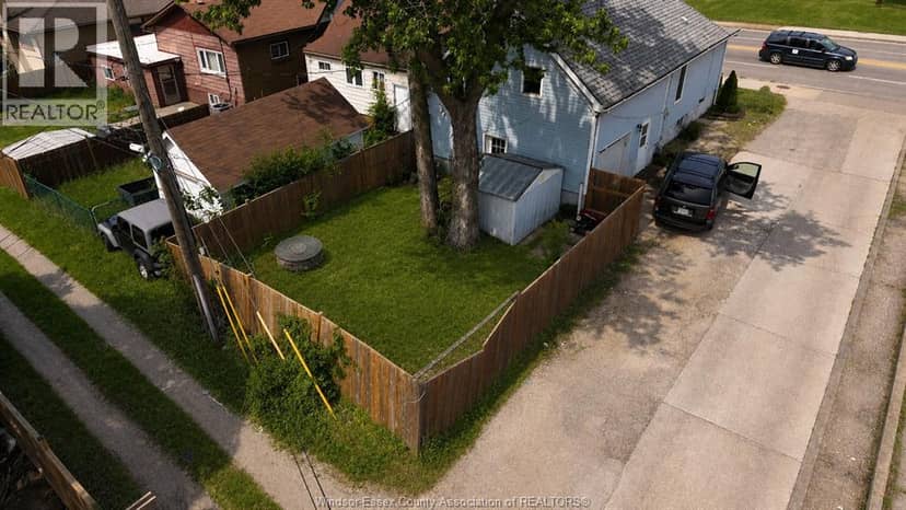 2429 Howard Avenue — photo 3 of 17