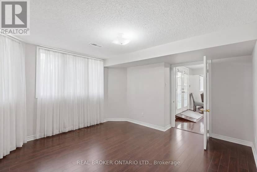 2205 Shaftesbury Court — photo 32 of 40