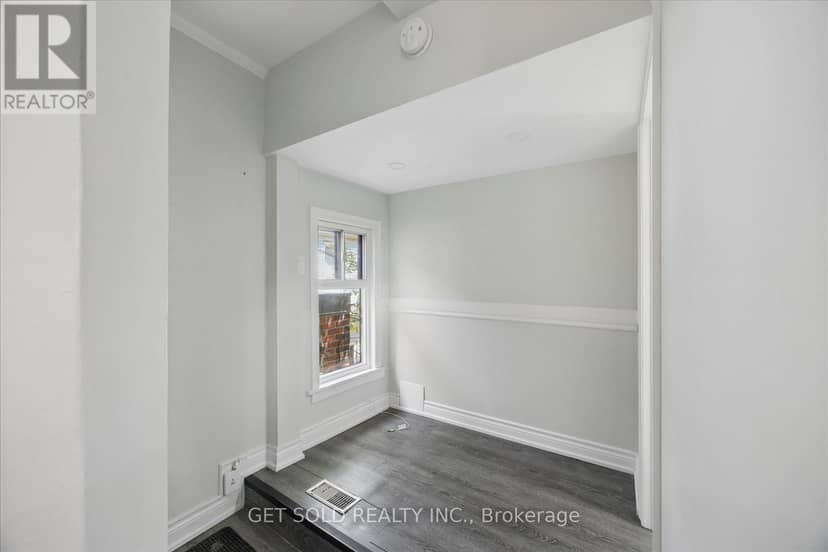 1089-1091 Dovercourt Road — photo 18 of 19