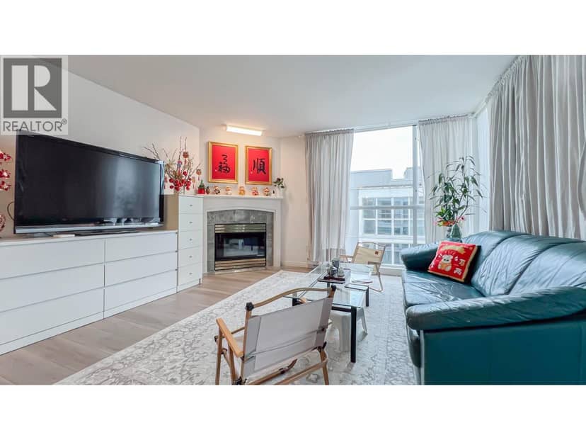 205 8430 Jellicoe Street, Vancouver, photo 3