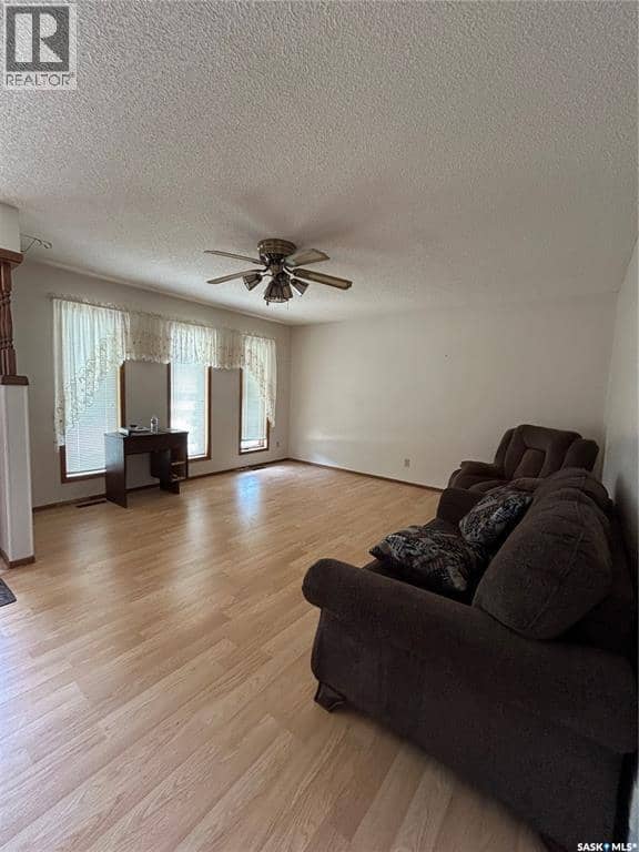 8 McCulloch STREET — photo 4 of 23