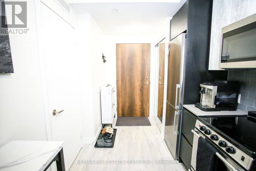 519 - 251 Manitoba Street — photo 4 of 24