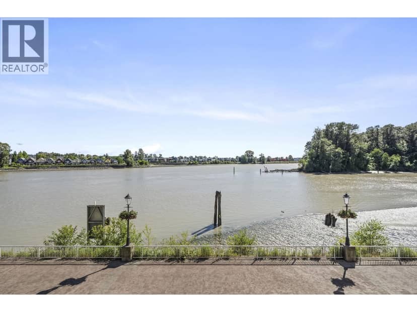 312 6 RENAISSANCE SQUARE, New Westminster, photo 2