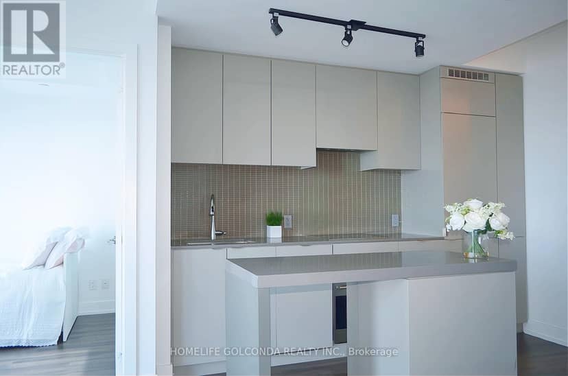 5001 - 7 Grenville Street — photo 13 of 27