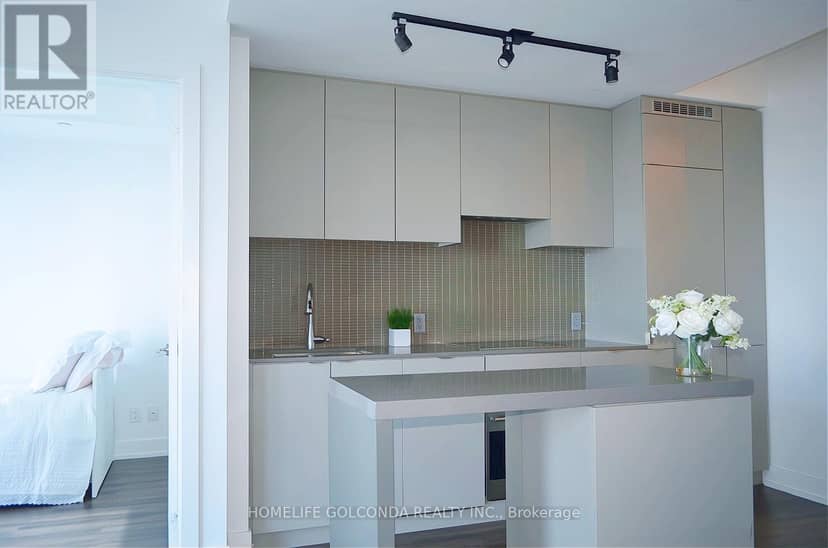5001 - 7 Grenville Street — photo 11 of 27