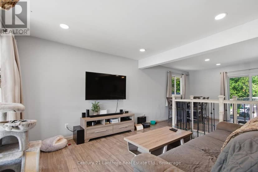 24 Cory Crescent — photo 3 of 17