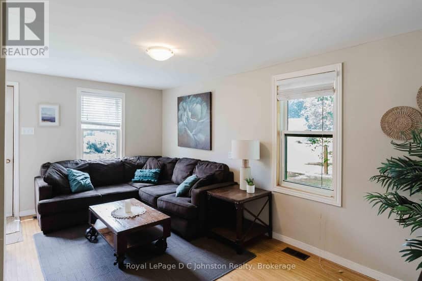 561 Wellington Street — photo 12 of 24