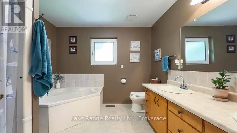 201 Shadywood Crescent — photo 14 of 38
