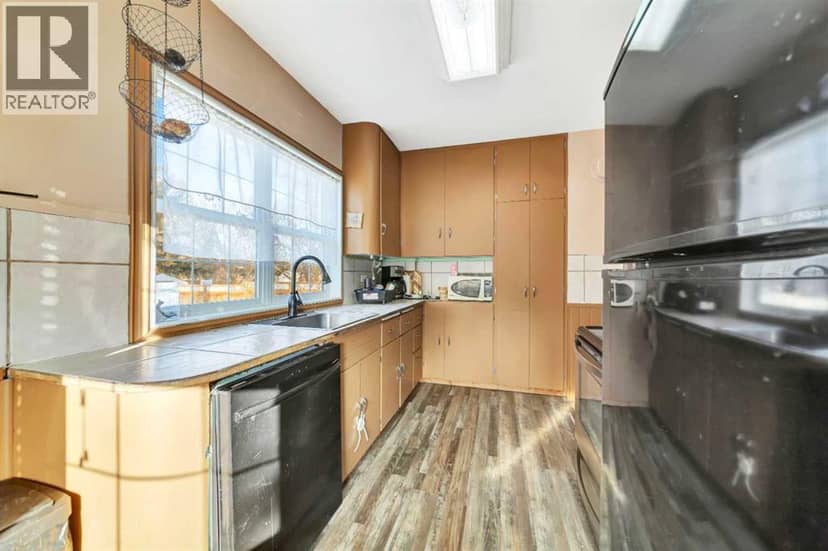 202 1 Street E — photo 2 of 29