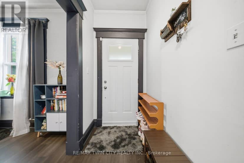 12 Brunswick Street N — photo 5 of 33