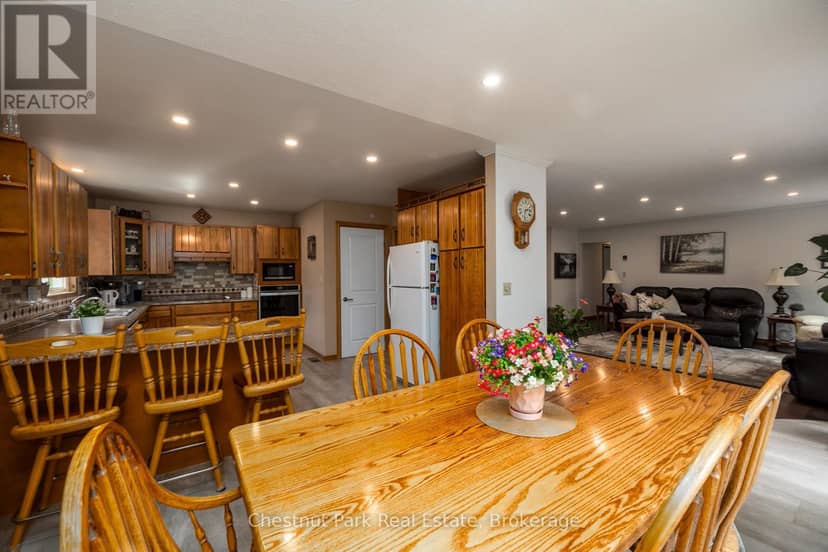 64 Maple Golf Crescent — photo 15 of 40