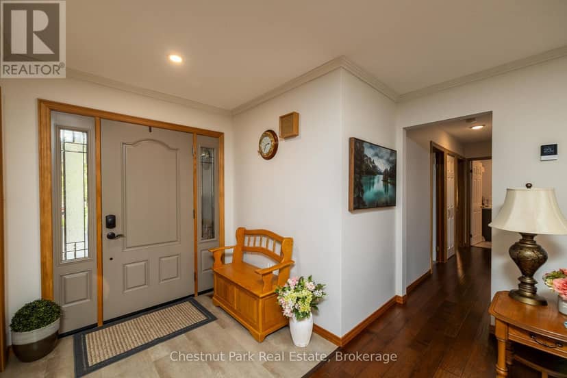 64 Maple Golf Crescent — photo 8 of 40