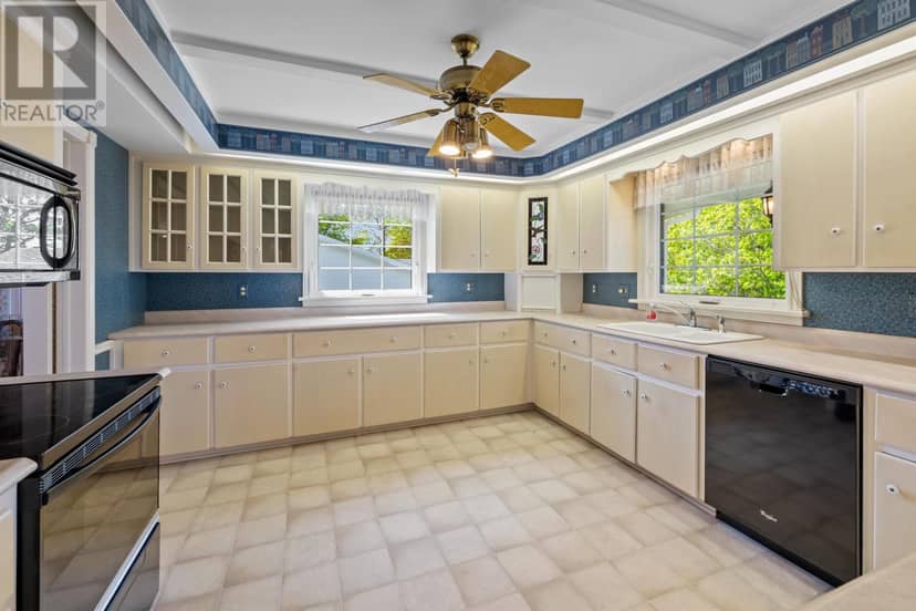 16 Montgomery Drive — photo 9 of 40