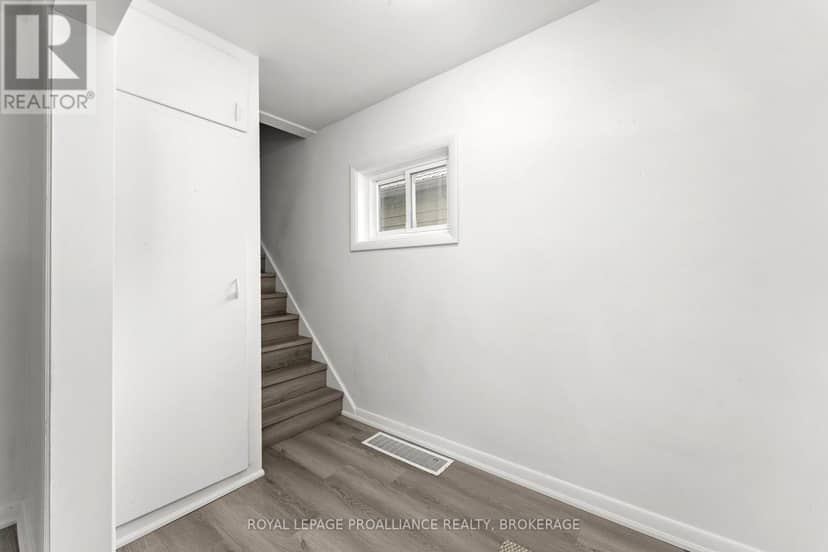 468-470 Victoria Street — photo 9 of 40