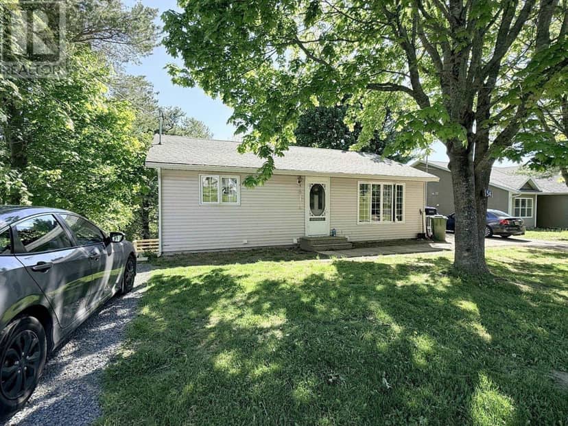 54 Maple Avenue, Lunenburg, photo 3