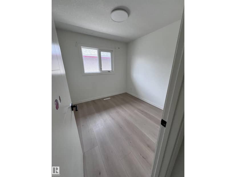 11911 133 AV NW — photo 12 of 37