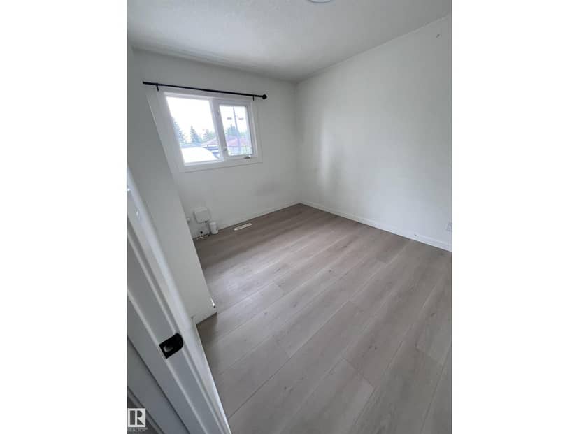 11911 133 AV NW — photo 15 of 37
