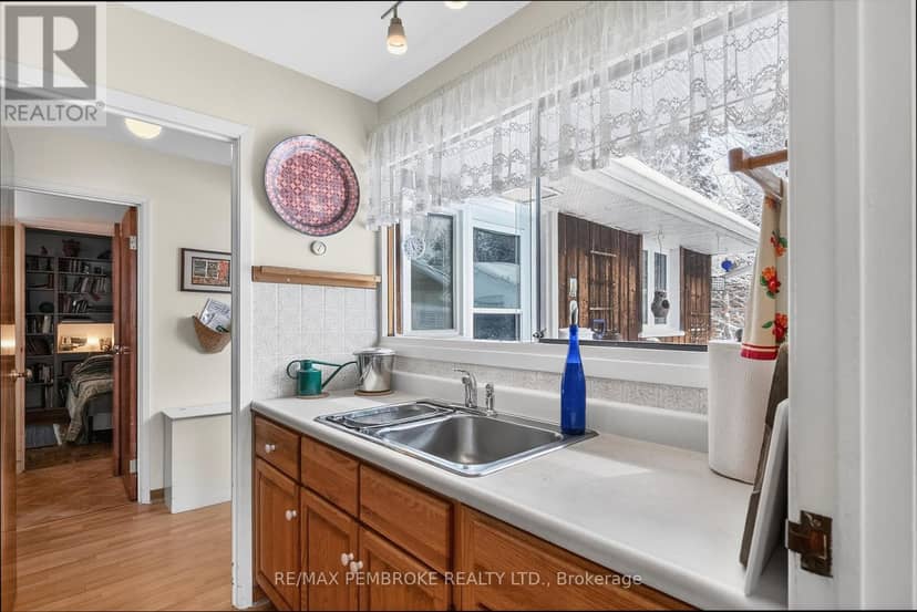 98 Glendale Avenue — photo 16 of 34