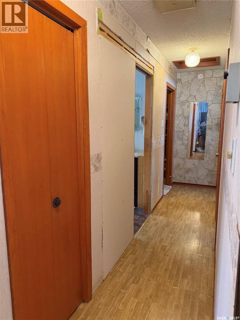 205 Pipestone AVENUE — photo 11 of 30