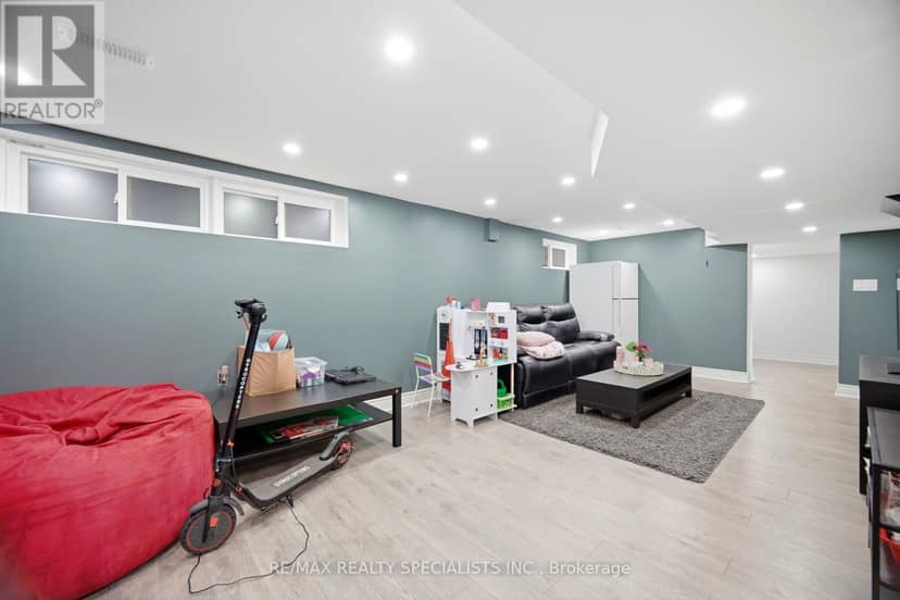 709 Queensway W — photo 19 of 40