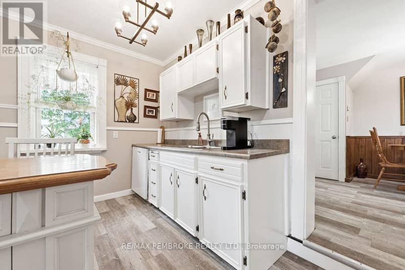 558 Mackay Street — photo 10 of 40
