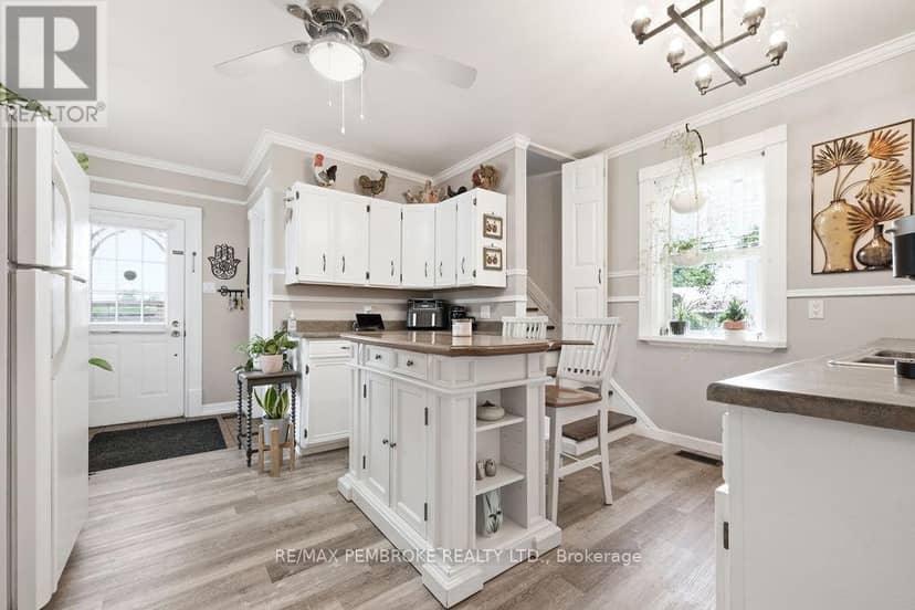 558 Mackay Street — photo 5 of 40