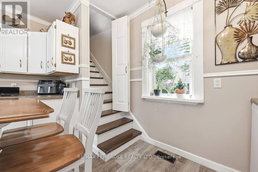 558 Mackay Street — photo 9 of 40